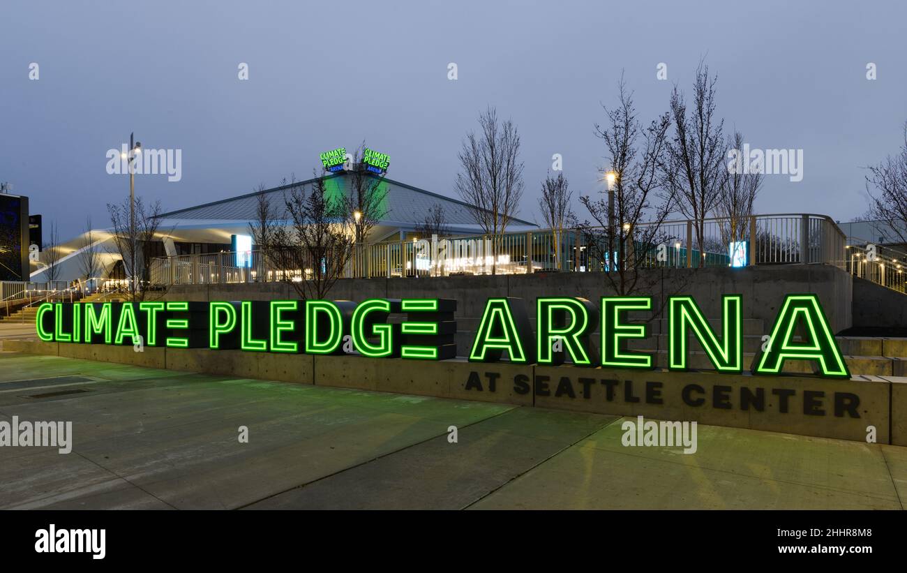 Seattle - 22. Januar 2022; Climate Pledge Arena im Seattle Center Schild grün beleuchtet mit Stadion im Hintergrund Stockfoto