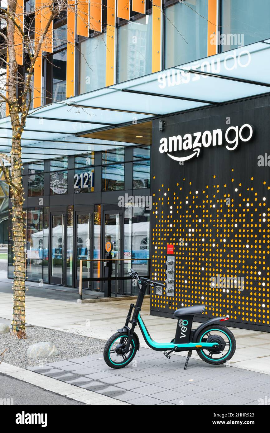 Seattle - 22. Januar 2022; Ein Veo Cosmo E-Bike parkte vor einem Amazon Go Store in der Innenstadt von Seattle Stockfoto