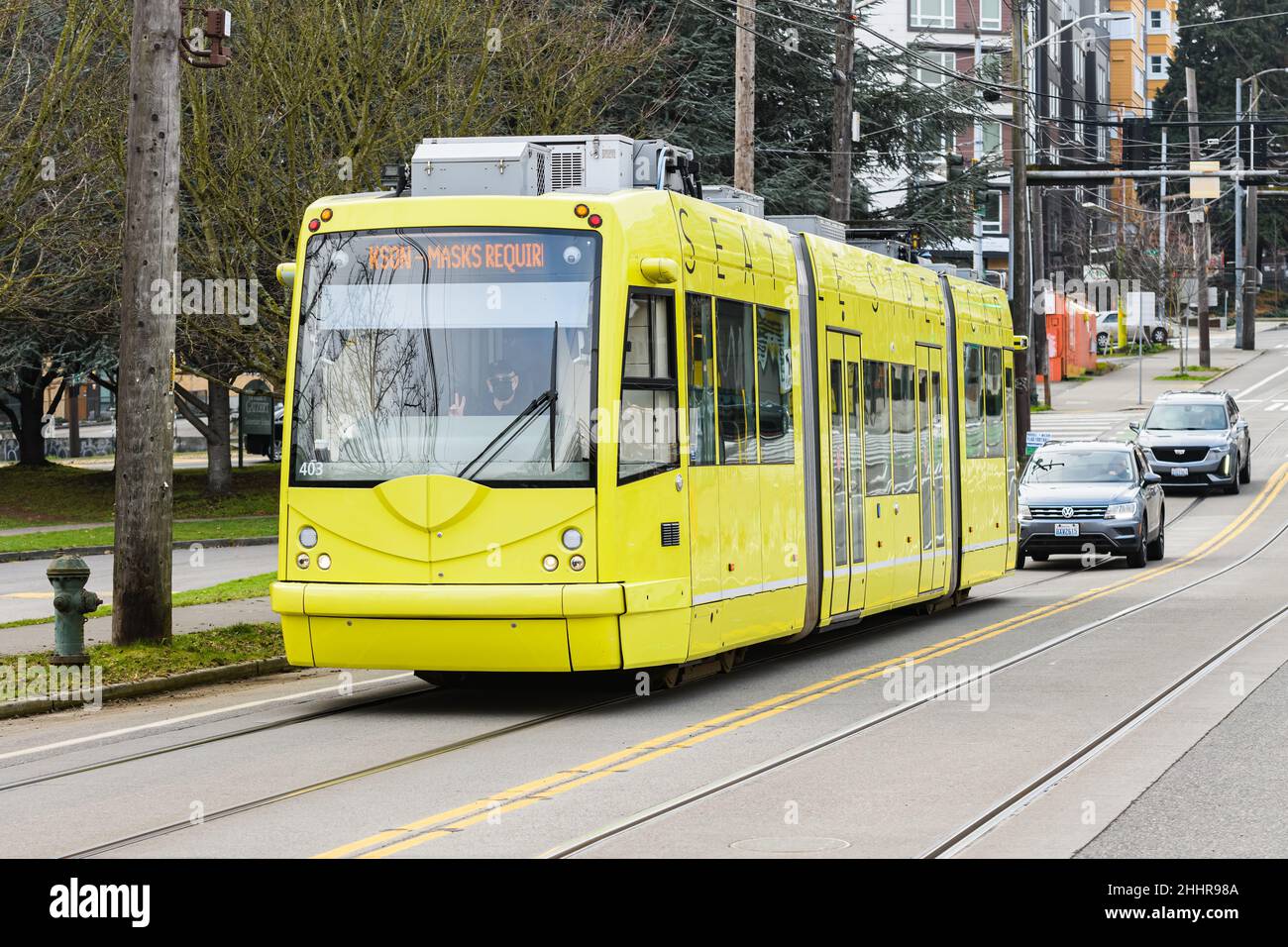 Seattle - 23. Januar 2022; Seattle Straßenbahn in gelber Farbe auf der First Hill Line. Der Stromabnehmer wird gesenkt, wenn die Straßenbahn Strom speichert Stockfoto