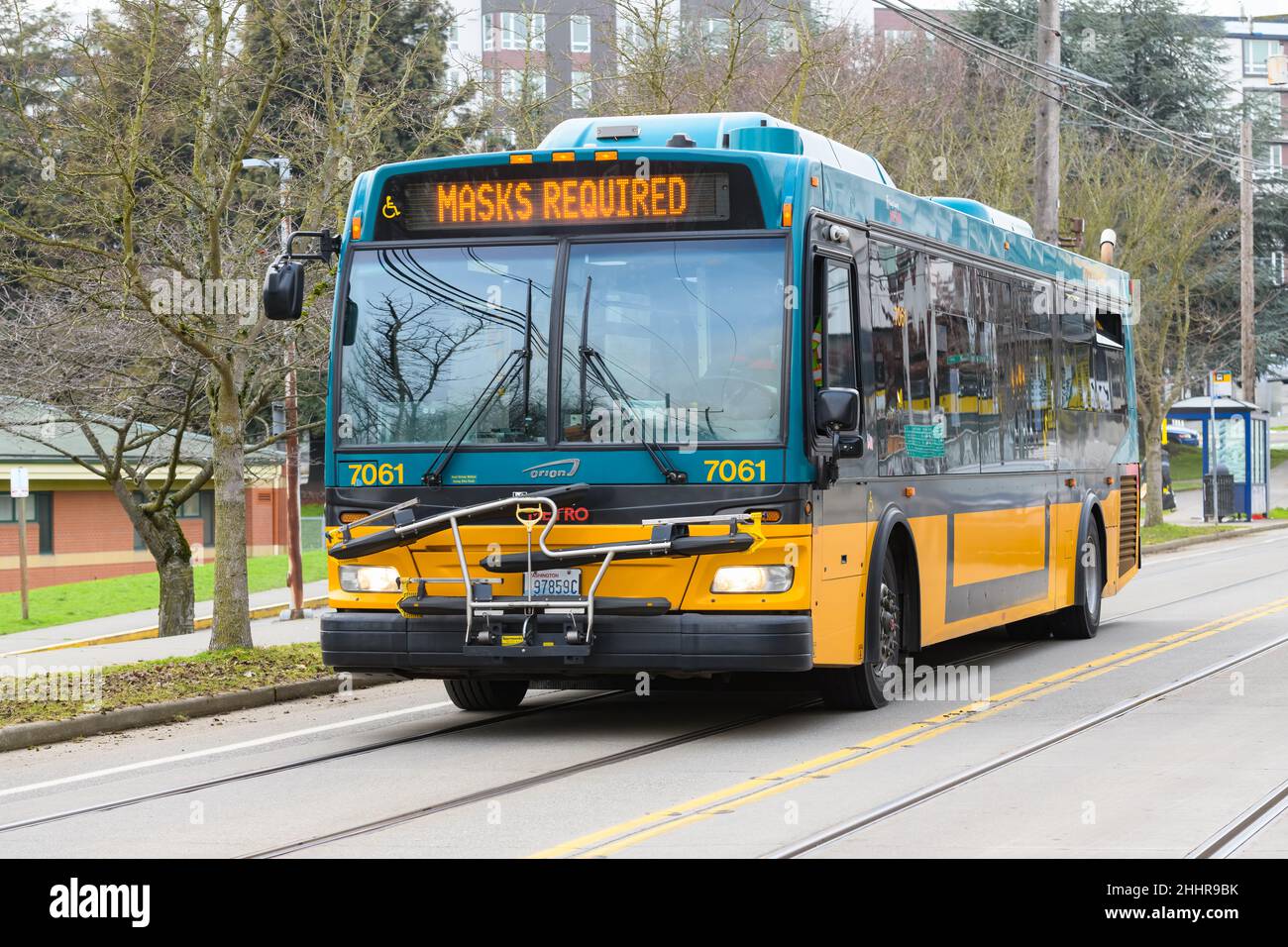 Seattle - 22. Januar 2022; Diesel-Hybrid King County Metro Bus Nummer 7061 auf dem East Yesler Way in Seattle mit elektronischer Anzeige Stockfoto
