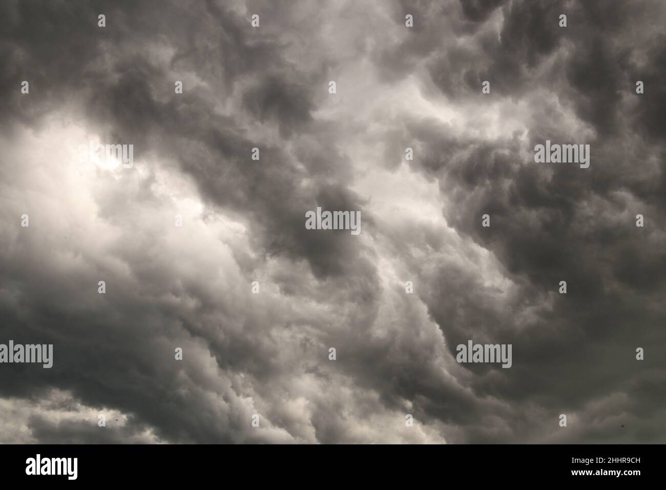 Dunkle Wolken Hintergrund vor Gewitter Stockfoto