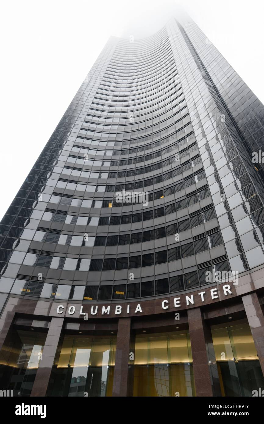 Seattle - 23. Januar 2022; der Wolkenkratzer des Columbia Centers in Seattle erhebt sich hoch in den nebligen Himmel im Stadtzentrum Stockfoto
