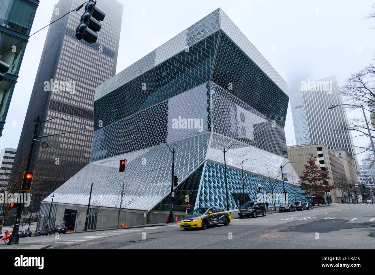 Seattle - 23. Januar 2022; Glasgebäude der Seattle Central Library an einem nebligen Wintertag Stockfoto