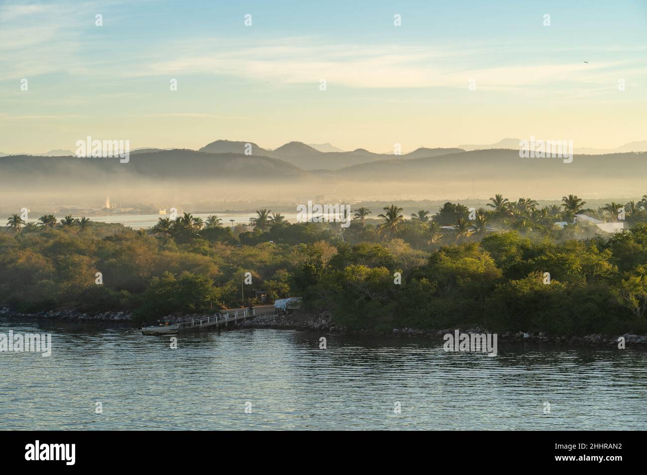 Neblige Morgenansicht vom Kreuzschiff in Mazatlan, Mexiko Stockfoto