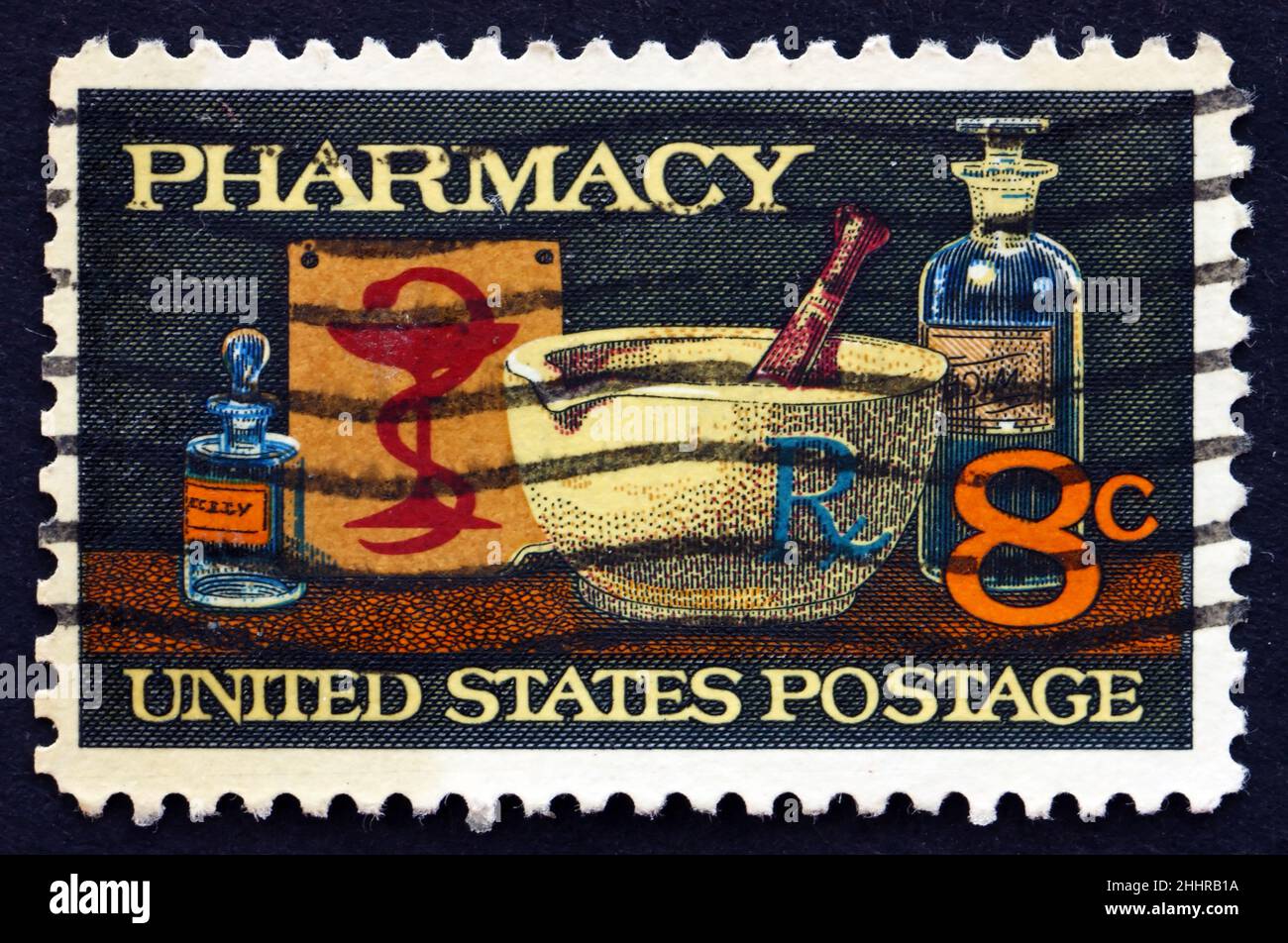 VEREINIGTE STAATEN von AMERIKA - UM 1972: Eine in den USA gedruckte Marke zeigt Mörtel und Stößel, Schale von Hygeia, 19th century Medicine Bottles, um 1972 Stockfoto