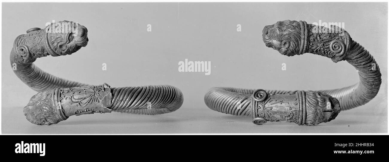Paar silberne Armbänder 4th Jahrhundert B.C. Griechisch Diese Armbänder konnten gut von Männern getragen worden sein.. Paar silberne Armbänder. Griechisch. 4th Jahrhundert v. Chr.. Silber. Spätklassik. Gold und Silber Stockfoto