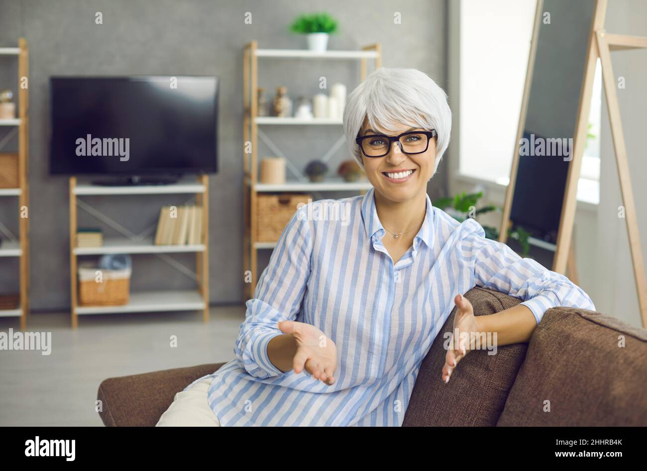 Reife weibliche Geschäftsführerin, die vor einer Webcam sitzt und sich online mit ihren Kunden trifft. Stockfoto