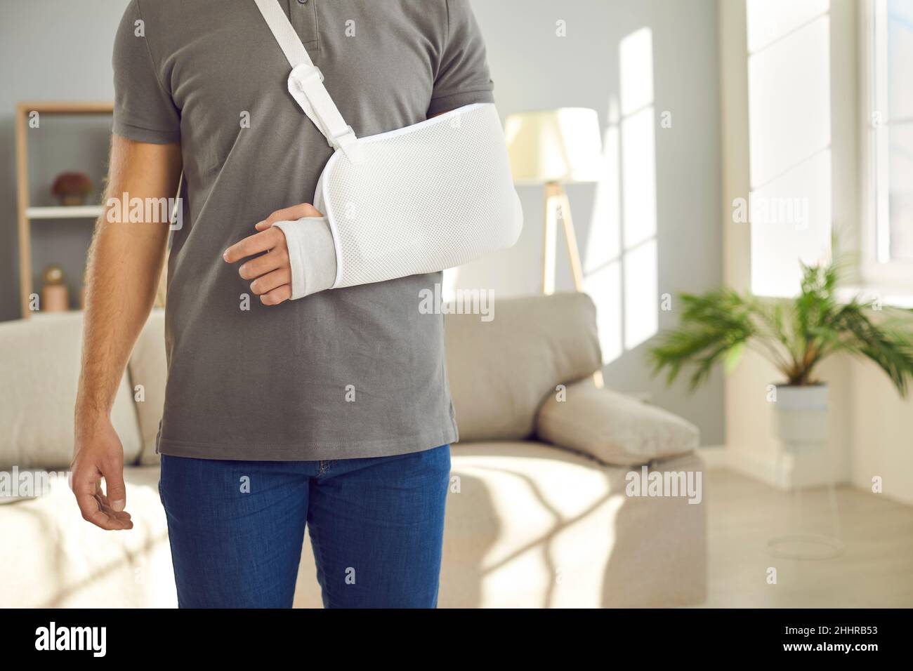 Verletzter Mann mit Schiene am gebrochenen Arm Stockfoto