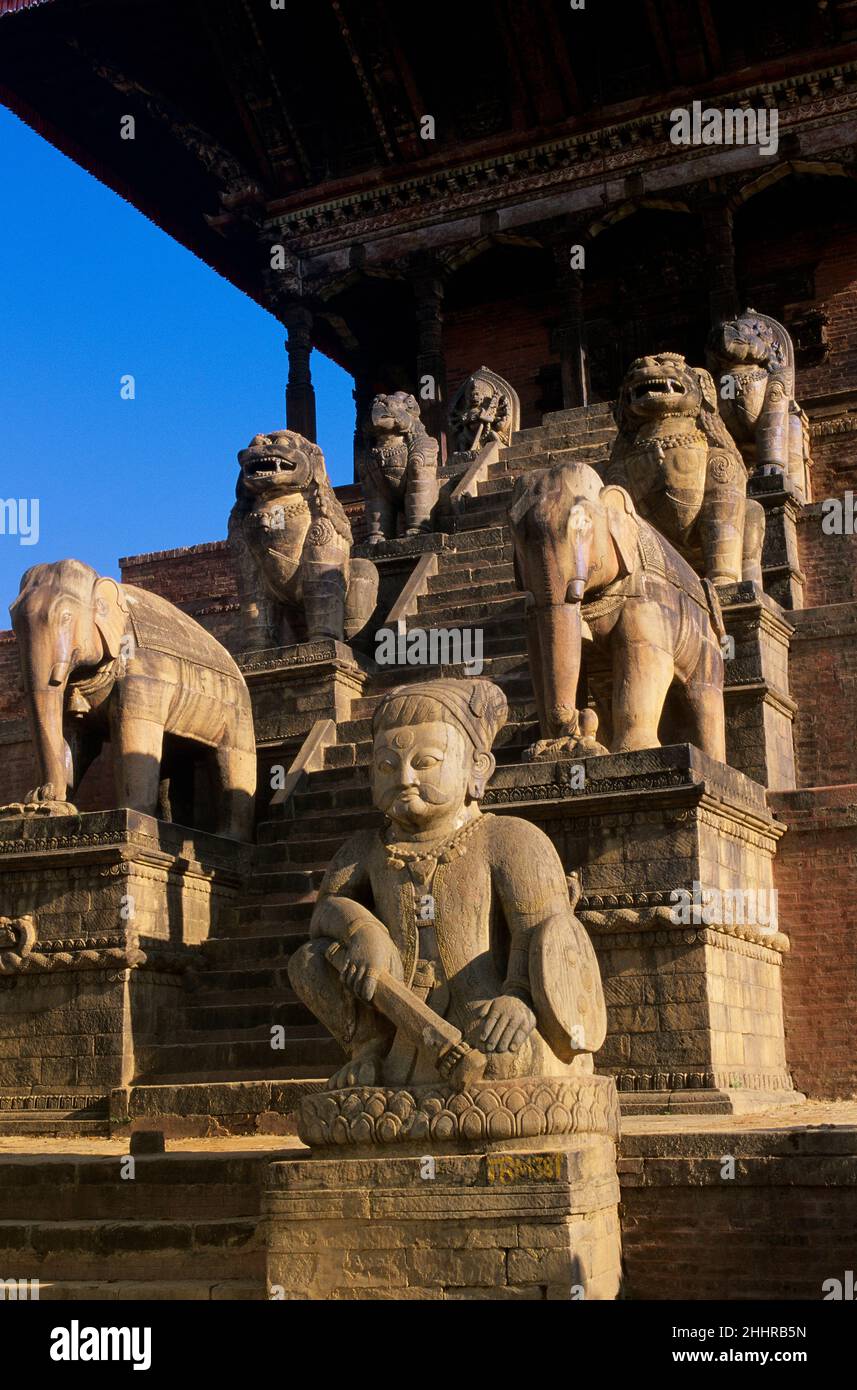 Skulpturen entlang der Treppe des Nyatapola Hindu-Tempels, Bhaktapur, Nepal Stockfoto