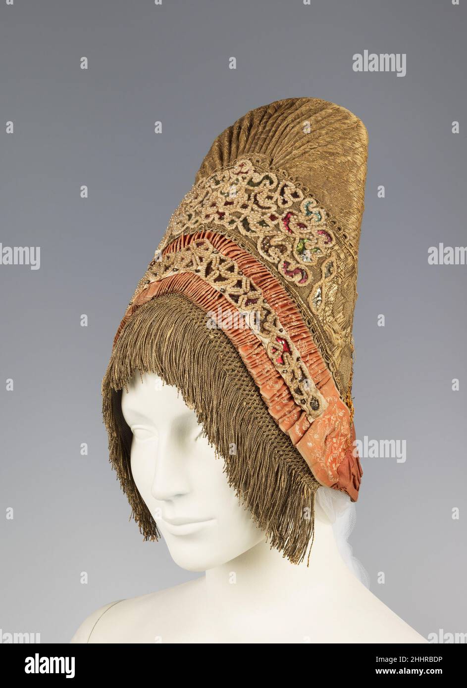 Kopfschmuck viertes Viertel 18th Jahrhundert Russisch Dieses Objekt stammt aus der Sammlung von Natalia de Shabelsky (1841-1905), einer russischen Adligen, die gezwungen ist, das zu bewahren, was sie als die verschwindenden Volkstraditionen ihres Heimatlandes wahrnahm. Sie reiste ausgiebig durch Großrußland und sammelte viele schöne Beispiele der Textilkunst der wohlhabenden Bauernklasse. Von den 1870s bis zu seinem Umzug nach Frankreich im Jahr 1902 sammelte Shabelsky eine große Sammlung von aufwendig bestickten handgewebten Haushaltstextilien und opulenten Festkleidung mit reicher Dekoration und aufwendigen Motiven. Das Brooklyn Museum h Stockfoto