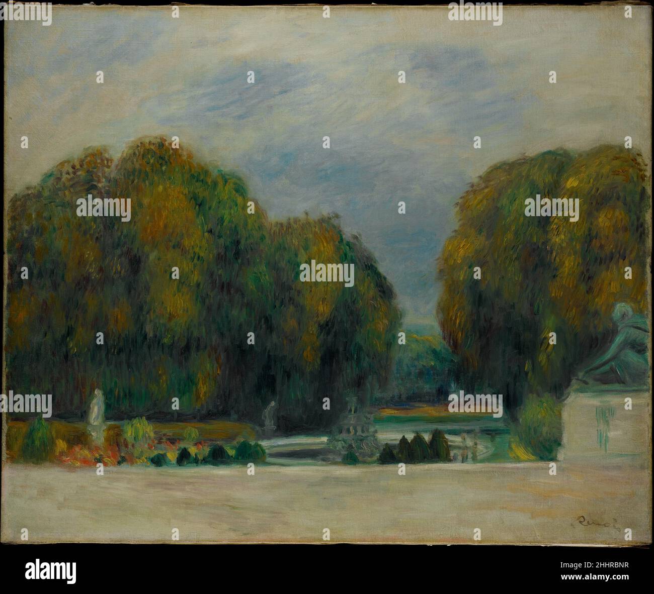Versailles 1900–1905 Auguste Renoir der Franzose verzichtend auf den informellen Ansatz impressionistischer Maler während seiner späteren Karriere, kehrte Renoir zu traditionelleren Motiven zurück. Diese Herbstlandschaft zeigt einen Blick auf den Innenhof auf der Nordseite des Schlosses von Versailles. Kastanienbäume säumen die Allée und sind sanft mit freistehenden Pinselstrichen in lebendigen Farben der Saison bemalt. In diesem Gemälde ist die Skulptur prominent vertreten, und Renoirs Interesse an der Skulptur wird deutlich, wenn er das Medium später zum ersten Mal besucht. In seinen letzten Jahren modelliert er mehrere monumenta Stockfoto