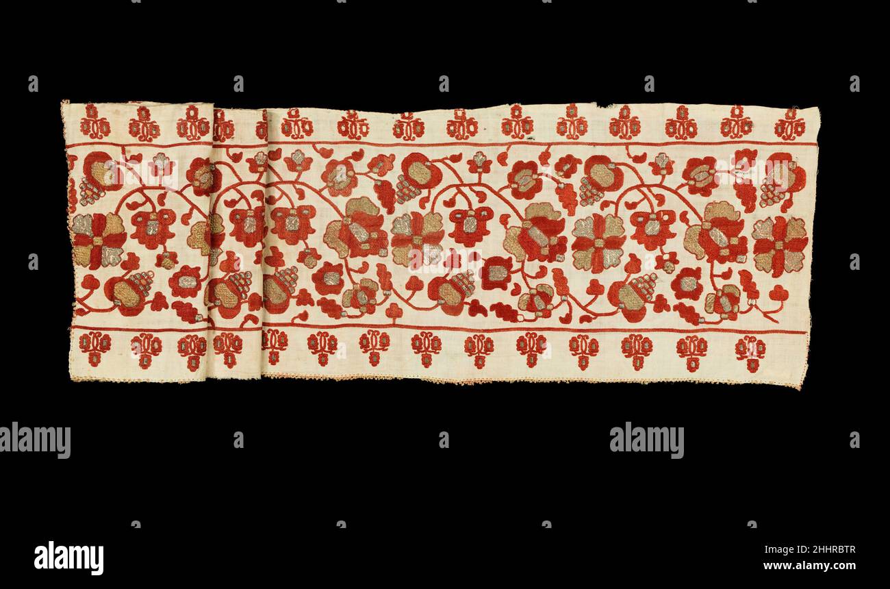 Hemdfragment viertes Viertel 18th Jahrhundert Ukrainisch Dieses Objekt stammt aus der Sammlung von Natalia de Shabelsky (1841-1905), einer russischen Adligen, die gezwungen ist, das zu bewahren, was sie als die verschwindenden Volkstraditionen ihres Heimatlandes wahrnahm. Sie reiste ausgiebig durch Großrußland und sammelte viele schöne Beispiele der Textilkunst der wohlhabenden Bauernklasse. Von den 1870s bis zu seinem Umzug nach Frankreich im Jahr 1902 sammelte Shabelsky eine große Sammlung von aufwendig bestickten handgewebten Haushaltstextilien und opulenten Festkleidung mit reicher Dekoration und aufwendigen Motiven. Der Bach Stockfoto