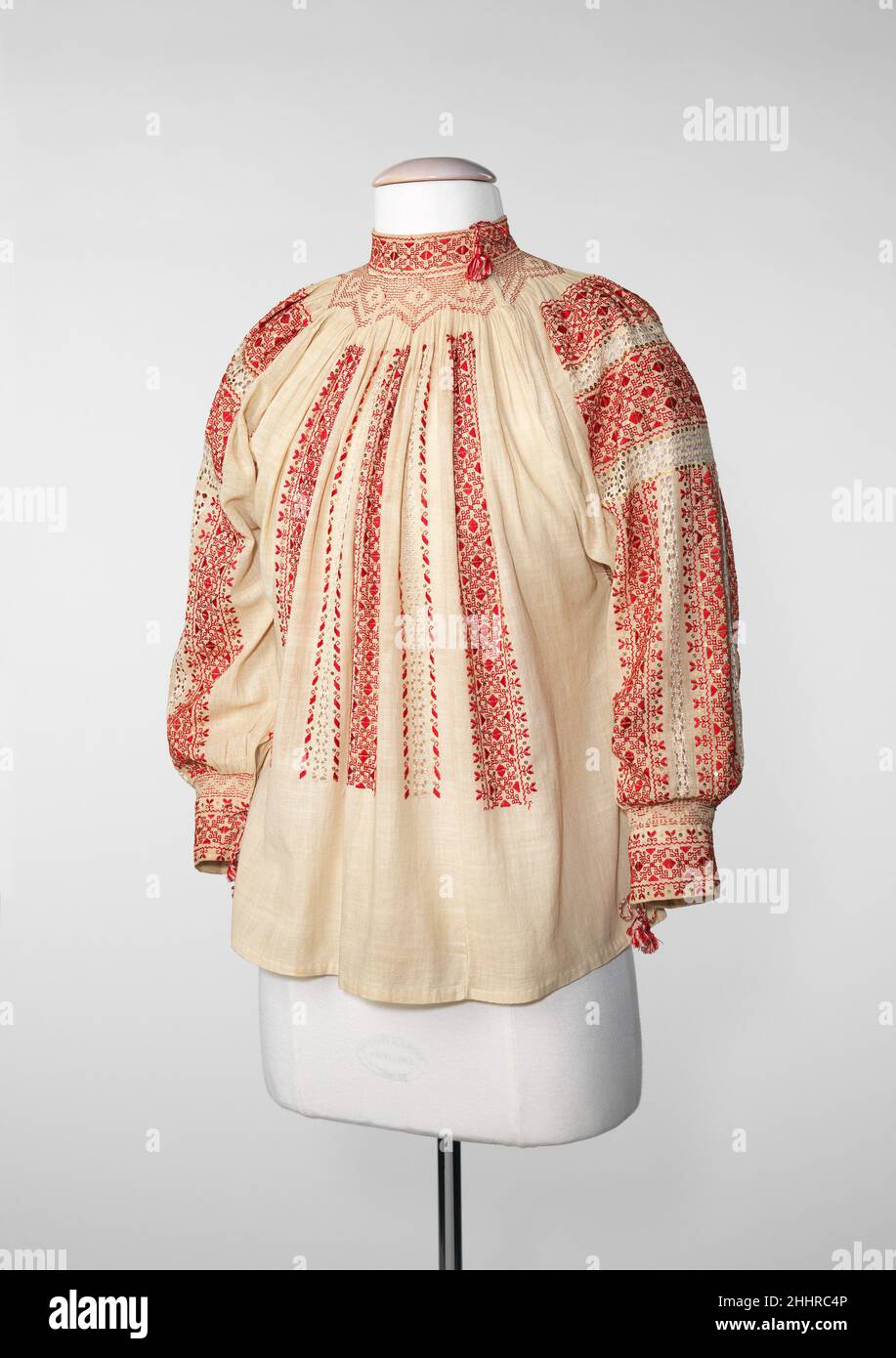 Bluse viertes Quartal 19th Jahrhundert Rumänisch die Disposition der Stickerei auf dieser Bluse ist deutlich rumänisch. Dichte Bänder mit geometrischen Motiven über den Schultern und vertikale Bänder darunter, die sich mit drawnwork-Bändern abwechseln, sind durch und durch rumänisch. Henri Matisses Freundschaft mit dem Maler Teodor Pallady weckte sein Interesse an rumänischer Volkstracht. Diese Art von Bluse war ein wiederkehrendes Thema in Matisses Werk, das Stewart Culin (1858-1929) während einer Sammlungsexpedition im Jahr 1920 sammelte. Culin war von 1903 bis 1929 der erste Kurator für Ethnologie des Brooklyn Museums. Pos. Stockfoto