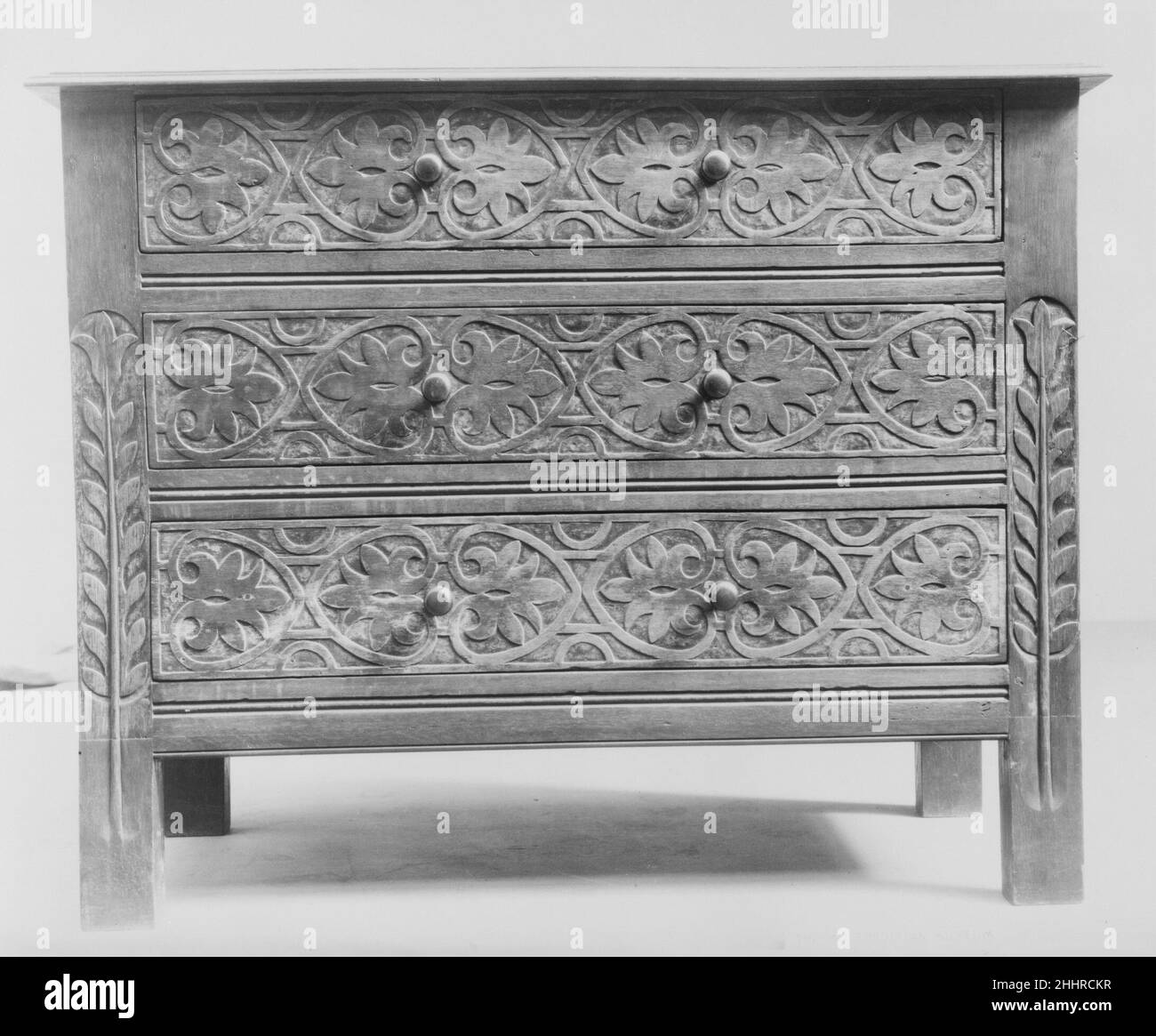 Kommode 1675–1700 amerikanisch. Kommode. Amerikanisch. 1675–1700. Eiche, Kiefer. Hergestellt in den Vereinigten Staaten Stockfoto