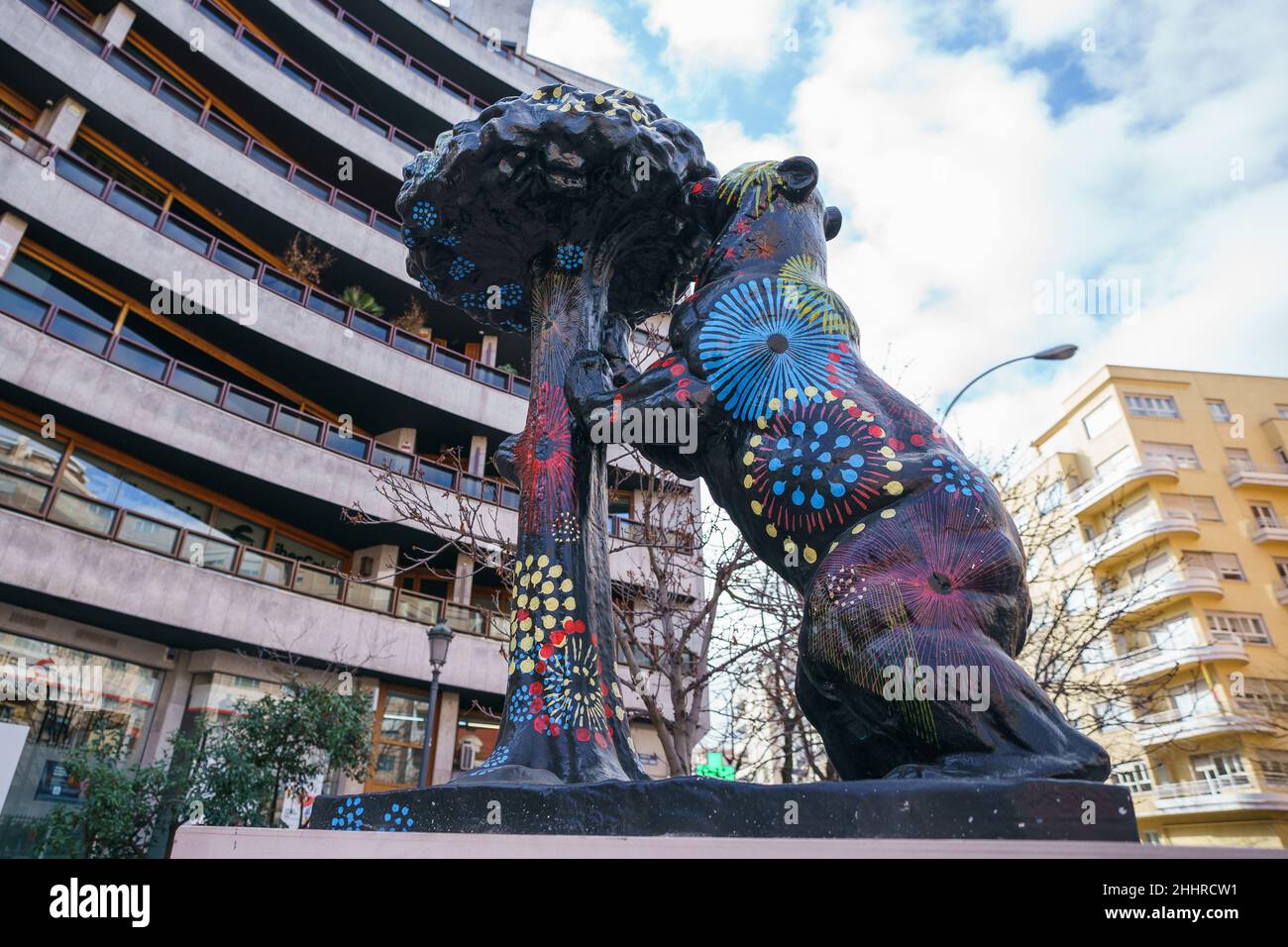 Madrid, Spanien. 25th Januar 2022. Eine Ansicht der Nachbildung der Statue des Bären und des Erdbeerbaums (El Oso y el Madroño) unter dem Titel "Party, light and color", gemalt vom Künstler Eduardo Simonneau, ist während der Ausstellung zu sehen: "Vielen Dank, Madrid!" Als Hommage an die am Kampf gegen die Covid-19-Pandemie in Madrid Beteiligten.die städtische Ausstellungsinitiative, die in 21 Stadtteilen von Madrid gezeigt wurde, wurde von der Prisa-Gruppe organisiert und wird bis Februar 18 in den Straßen von Madrid bleiben. Kredit: SOPA Images Limited/Alamy Live Nachrichten Stockfoto