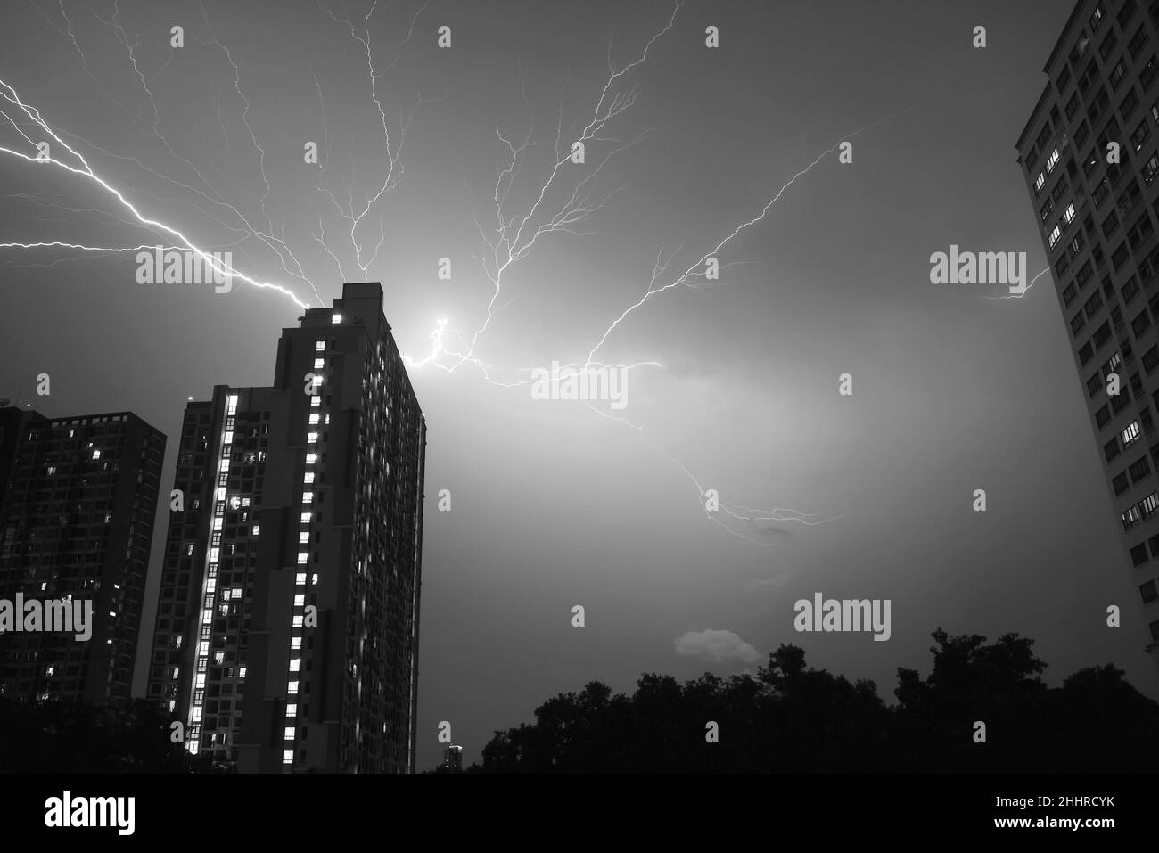 Monochrom-Bild von Incredible Real Lightning schlägt in den städtischen Nachthimmel Stockfoto