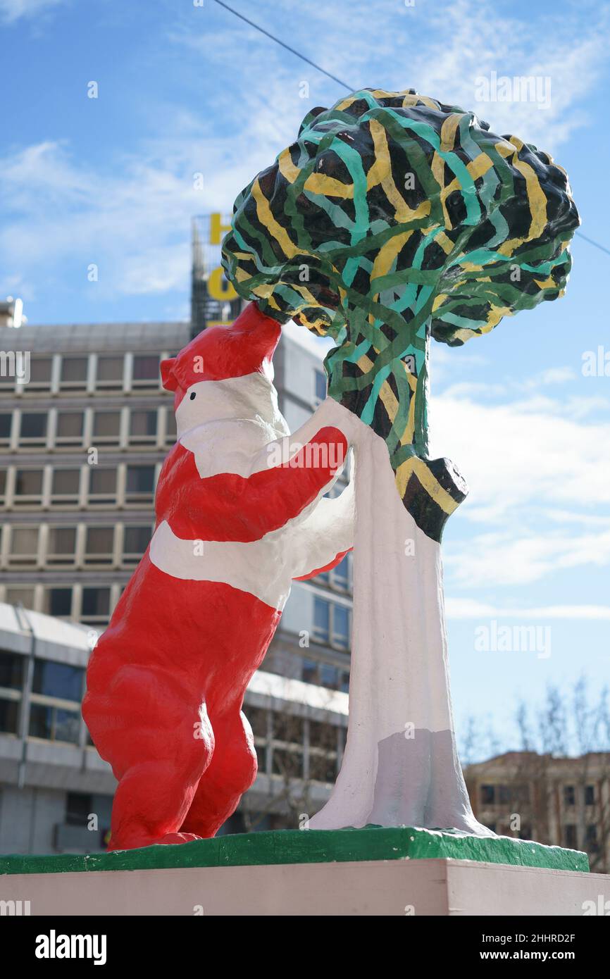 Madrid, Spanien. 25th Januar 2022. Eine Ansicht der Nachbildung der Statue des Bären und des Erdbeerbaums (El Oso y el Madroño) unter dem Titel „Embrace Madrid“, gemalt von dem Künstler, den Brüdern David Céspedes, ist während der Ausstellung „Vielen Dank, Madrid!“ zu sehen. Als Hommage an die am Kampf gegen die Covid-19-Pandemie in Madrid Beteiligten.die städtische Ausstellungsinitiative, die in 21 Stadtteilen von Madrid gezeigt wurde, wurde von der Prisa-Gruppe organisiert und wird bis Februar 18 in den Straßen von Madrid bleiben. Kredit: SOPA Images Limited/Alamy Live Nachrichten Stockfoto