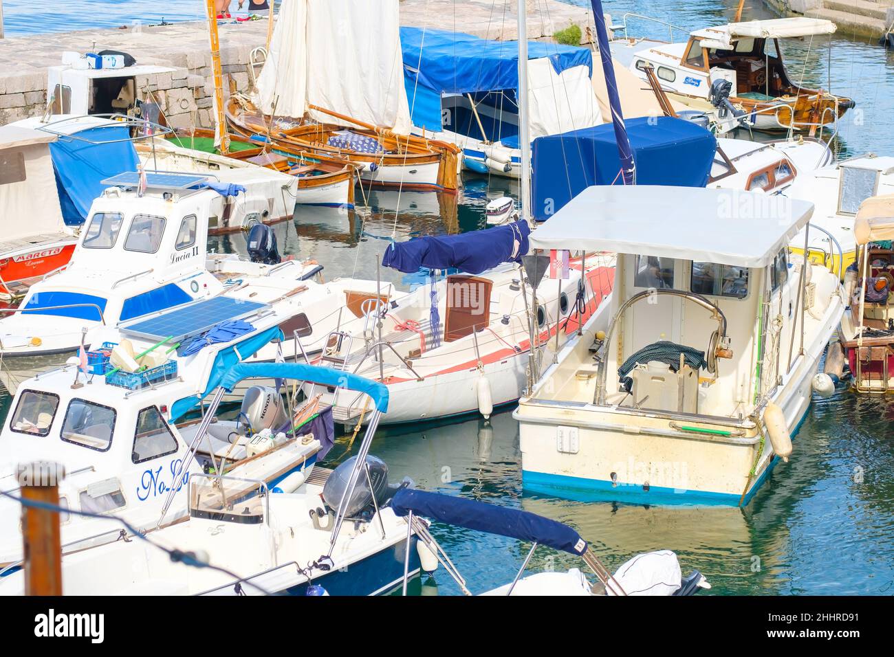 Am sonnigen Sommertag liegten mehrere Boote an einem kleinen Fischerhafen in der Küstenstadt an der Küste des Mittelmeers an Stockfoto