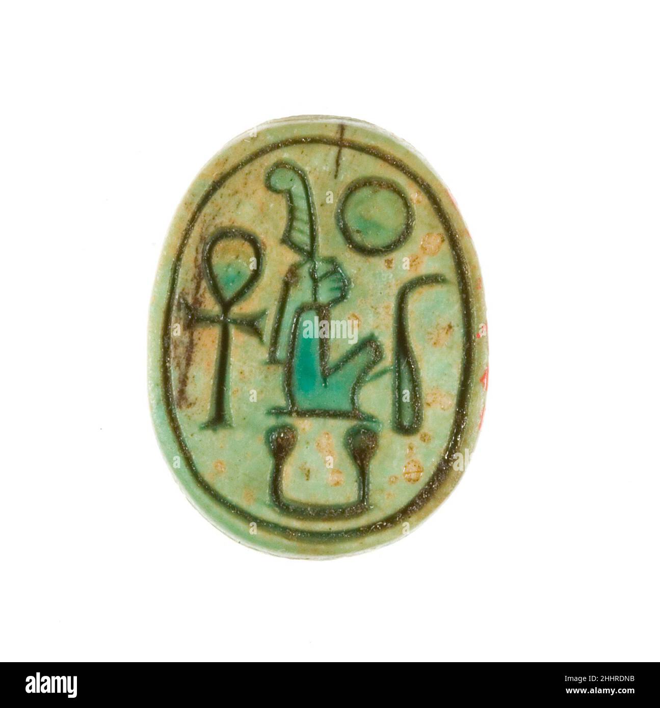 Scarab Inscribed Maatkare (Hatschepsut) lebende ca. 1479–1458 v. Chr. Neues Königreich während der Ausgrabungssaison 1926-1927 deckte die ägyptische Expedition des Museums drei Grundsteinablagerungen entlang der östlichen Einfassungsmauer des Grabtempels der Hatschepsut bei Deir el-Bahri in Western Theben auf. Unter den Inhalten befanden sich 299 Skarabäen und Stempelsiegel. Fünfundsechzig davon befinden sich jetzt im Ägyptischen Museum, Kairo, und der Rest wurde vom Museum bei der Aufteilung der Funde erworben.unter den Inschriften auf den Basen dieser Skarabäen und Robben sind Beispiele für jeden Titel, den Hatschepsut aus der Zeit, als sie König war, hielt Stockfoto