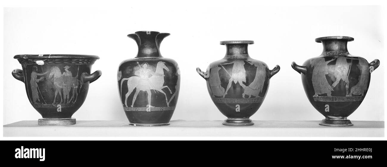 Terrakotta-Glockenkrater (Schüssel zum Mischen von Wein und Wasser) ca. 440 v. Chr. dem Polydektes-Maler Obverse zugeschrieben, Reiter verlässt das Haus Rückwärts, Jugendliche. Terrakotta-Glockenkrater (Schüssel zum Mischen von Wein und Wasser). Griechisch, Dachboden. Ca. 440 V. CHR. Terrakotta; rote Figur. Klassisch. Vasen Stockfoto