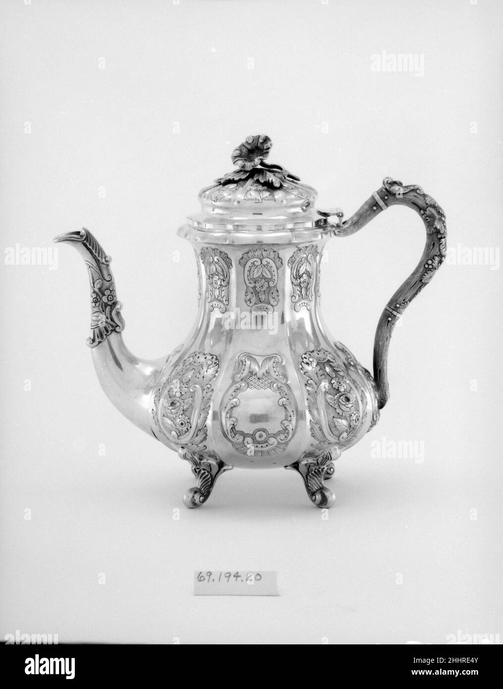 Teekannen Ca. 1846 William F. Ladd. Teekannen. Amerikanisch. Ca. 1846. Silber. Hergestellt in New York, New York, USA Stockfoto