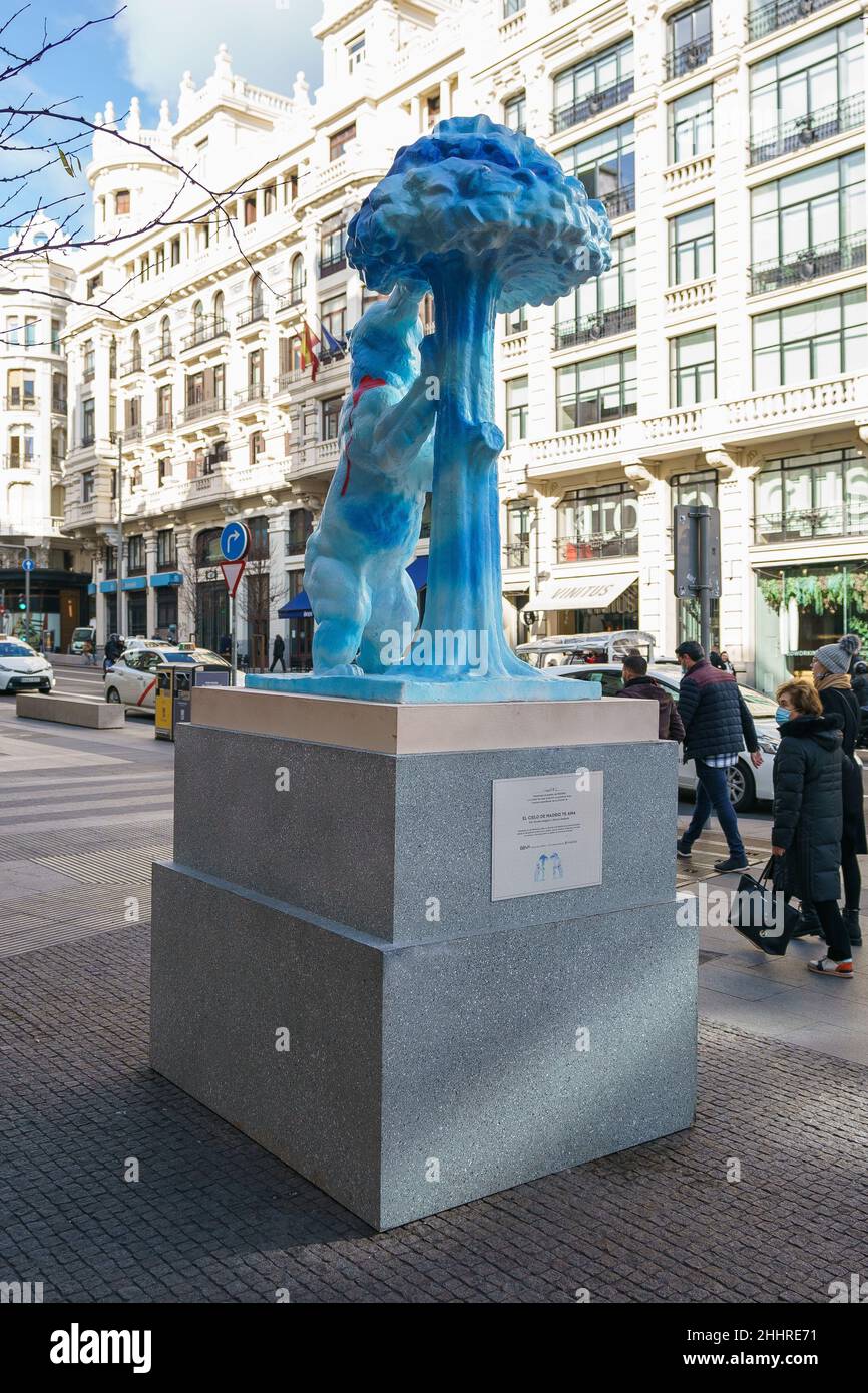 Eine Ansicht der Nachbildung der Statue des Bären und des Erdbeerbaums (El Oso y el Madroño) unter dem Titel "der Himmel von Madrid liebt dich", die von den Brüdern Vicente und Paloma Delgado gemalt wurde, ist während der Ausstellung zu sehen: "Vielen Dank, Madrid!" Als Hommage an die am Kampf gegen die Covid-19-Pandemie in Madrid Beteiligten.die städtische Ausstellungsinitiative, die in 21 Stadtteilen von Madrid gezeigt wurde, wurde von der Prisa-Gruppe organisiert und wird bis Februar 18 in den Straßen von Madrid bleiben. (Foto von Atilano Garcia/SOPA Images/Sipa USA) Stockfoto