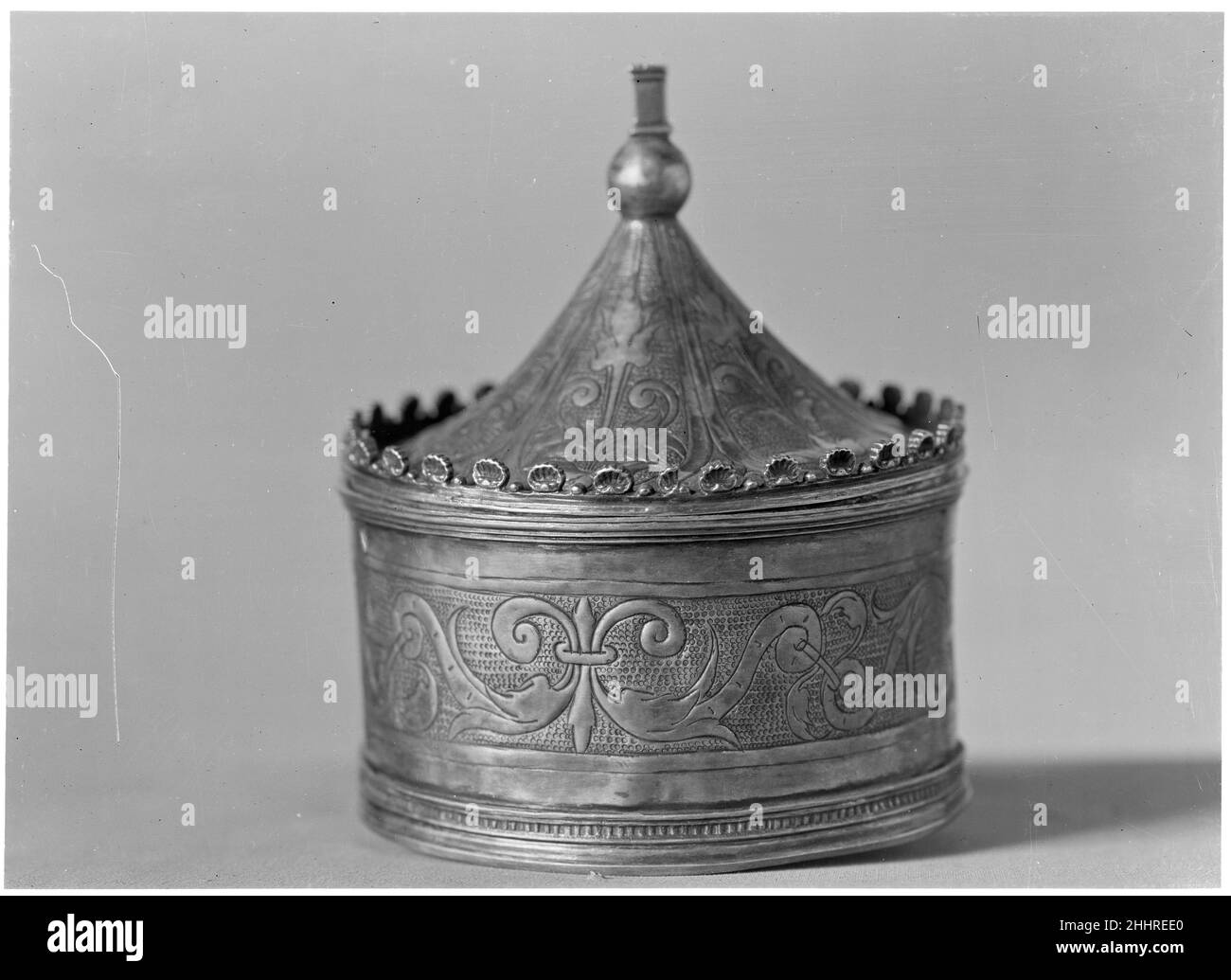 PYX mit Einband 17th Jahrhundert Spanisch. PYX mit Deckel. Spanisch. 17th Jahrhundert. Silber. Metallarbeiten-Silber Stockfoto