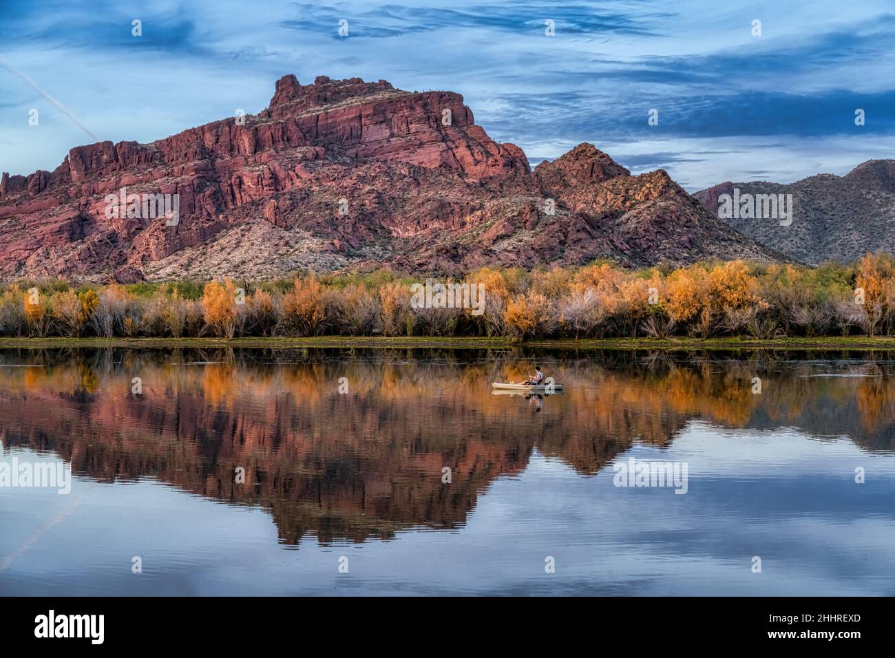 Red Mountian, auch bekannt als Mt. McDowell und der Salt River in der Sonoran Desert in der Nähe von Phoenix, Arizona Stockfoto
