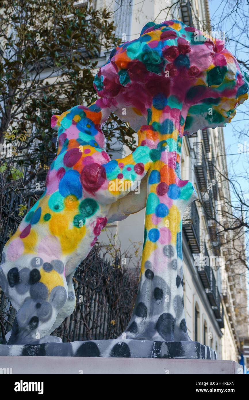 Madrid, Spanien. 25th Januar 2022. Eine Ansicht der Nachbildung der Statue des Bären und des Erdbeerbaums (El Oso y el Madroño) unter dem Titel 'Hope', gemalt vom Künstler David Vimar, ist während der Ausstellung zu sehen: 'Vielen Dank, Madrid!' Als Hommage an die am Kampf gegen die Covid-19-Pandemie in Madrid Beteiligten.die städtische Ausstellungsinitiative, die in 21 Stadtteilen von Madrid gezeigt wurde, wurde von der Prisa-Gruppe organisiert und wird bis Februar 18 in den Straßen von Madrid bleiben. (Foto: Atilano Garcia/SOPA Images/Sipa USA) Quelle: SIPA USA/Alamy Live News Stockfoto