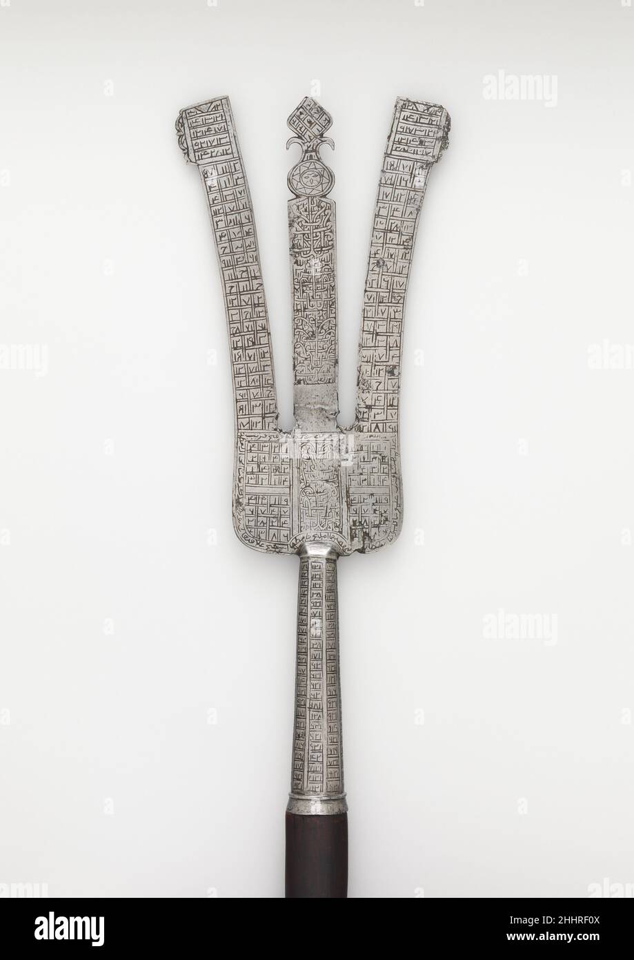 Field Ensign Possibly 15th–16th century Possibly Turkish die Oberfläche ist mit ineinander verschränkt arabischen Inschriften, koranischen Versen und Zahlen eingraviert. Eine der Inschriften, „Hilfe von Gott und früher Sieg“, deutet auf die Verwendung dieses Fähnrich im militärischen Kontext hin. Field Ensign 22211 Stockfoto