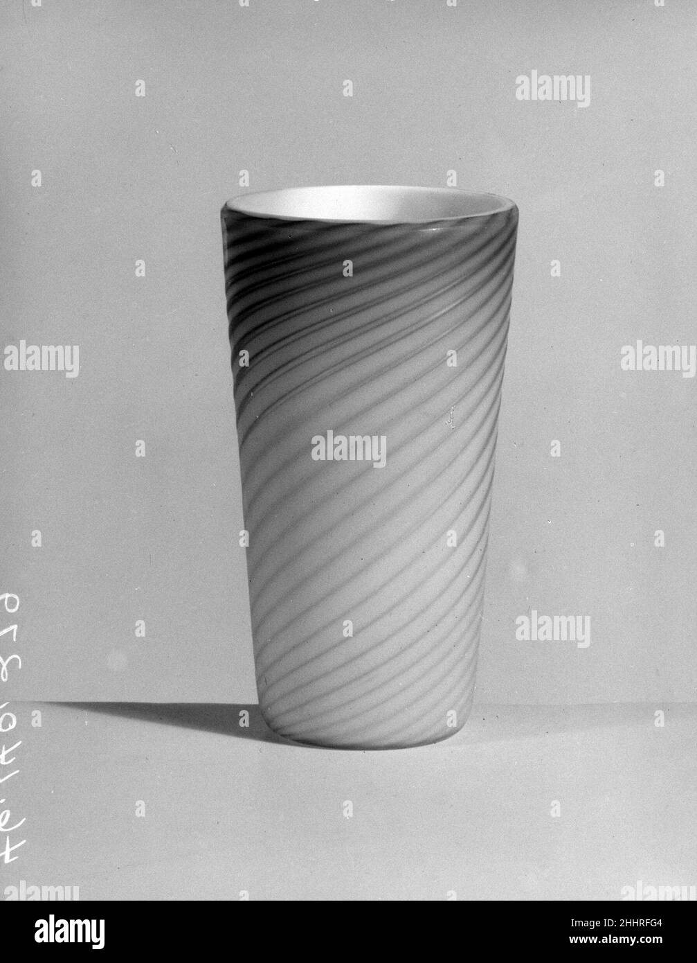 Becher ca. 1885 Briten. Becher. Britisch. Ca. 1885. Geblasener Satin-Pfirsich und rosafarbenes Glas. Hergestellt in West Midlands, England Stockfoto