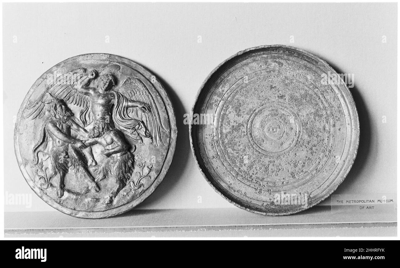 Bronzekastenspiegel Mitte des 4th. Jahrhunderts v. Chr. Griechisch in Relief, Eros interveniert im Streit zwischen zwei Pfannen.. Spiegel aus Bronze. Griechisch. Mitte des 4th. Jahrhunderts v. Chr.. Bronze. Spätklassik. Bronzen Stockfoto