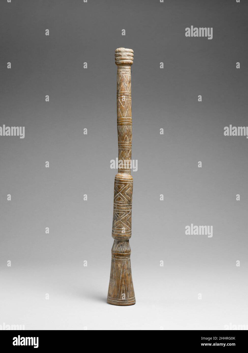 Knochentrompet 2nd–5th Century Calima, Malagana vor der keramischen Produktion wurde Knochen für kleine Trompeten, Flöten und Panflöten verwendet. Diese Kondor-Knochen-Trompete war wahrscheinlich einmal mit Gold bedeckt, so dass die eingeschnittene Oberfläche durch das Goldblatt zeigen konnte. Dieses seltene Exemplar wurde in Abschnitten angefertigt und möglicherweise an größeren Kürbistrompeten modelliert. Knochentrumpel. Calima, Malagana. 2nd–5th Jahrhundert. Kondorknochen. Yotoco-Zeit (präkolumbianisch). Calima, Kolumbien. Aerophon-Lip Vibrated-Trompete / Posaune Stockfoto