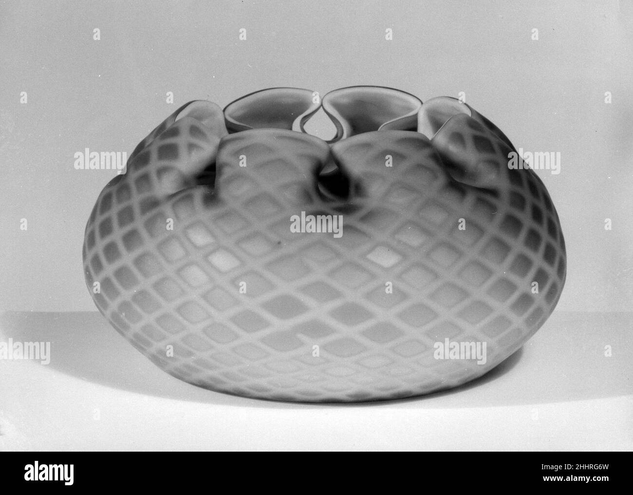 Rose Bowl nach 1885 Amerikanern oder Briten. Rose Bowl. Amerikanisch oder britisch. Nach 1885. Blasiertes, undurchsichtiges Cranberry-Glas. Möglicherweise hergestellt in den Vereinigten Staaten; möglicherweise hergestellt in den West Midlands, England Stockfoto