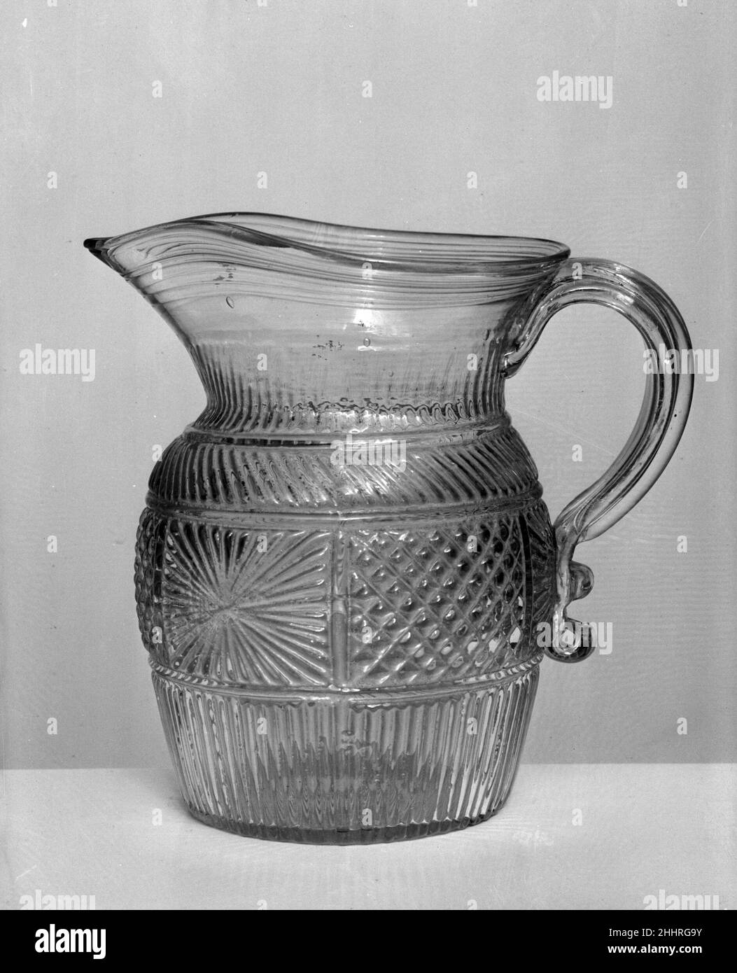 Pitcher 1820–40 Amerikanisch. Pitcher. Amerikanisch. 1820–40. Geblasene Bleiglasform. Hergestellt in den Vereinigten Staaten Stockfoto