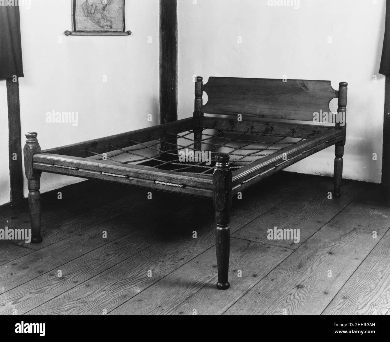 Bedstead 1810–30 Amerikanisch. Bettgestell. Amerikanisch. 1810–30. Eiche. Hergestellt in den Vereinigten Staaten Stockfoto