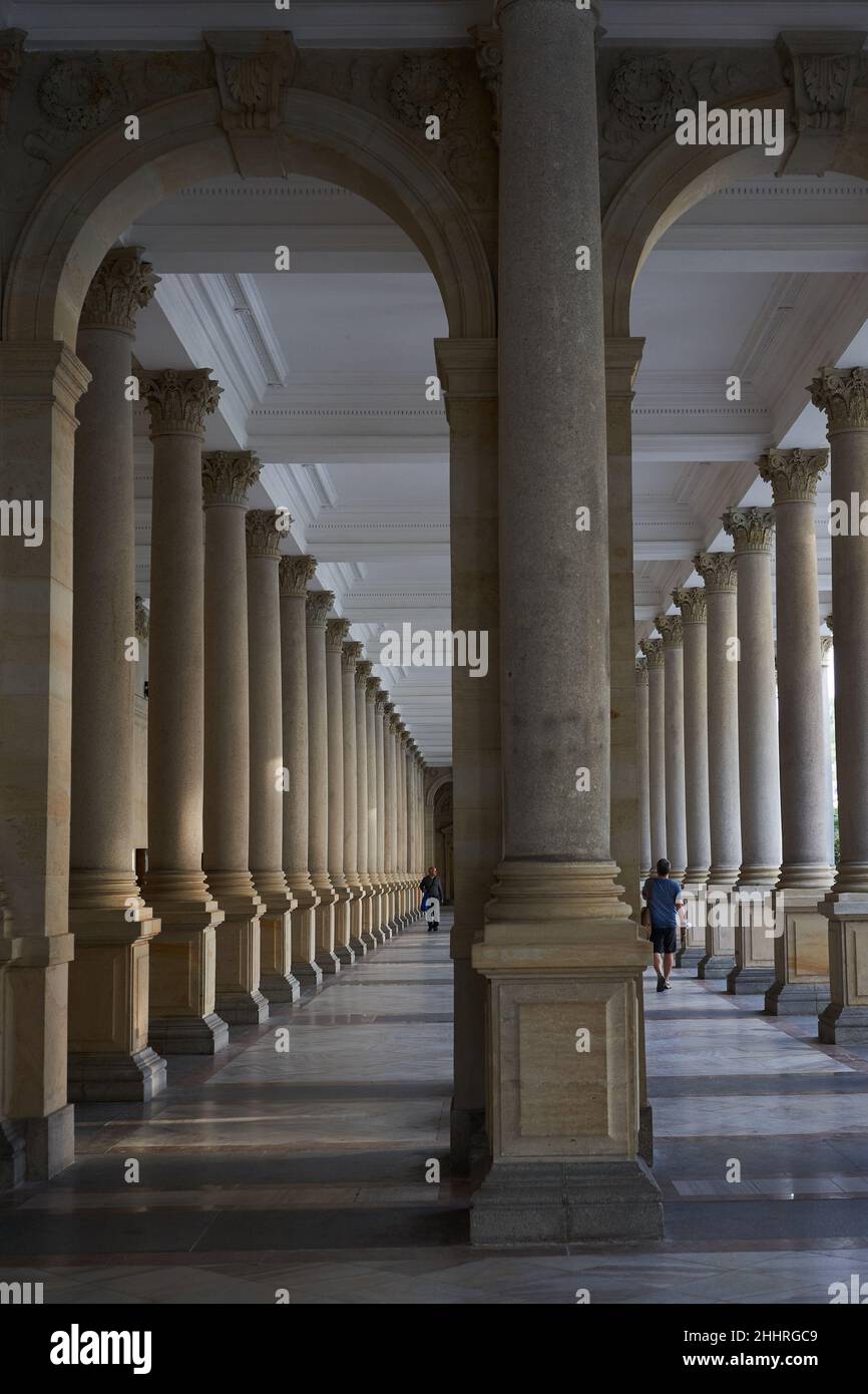 Karlovy Vary, Tschechische Republik - 26. September 2021 - die Mühlenkolonnade am Spätsommernachmittag Stockfoto