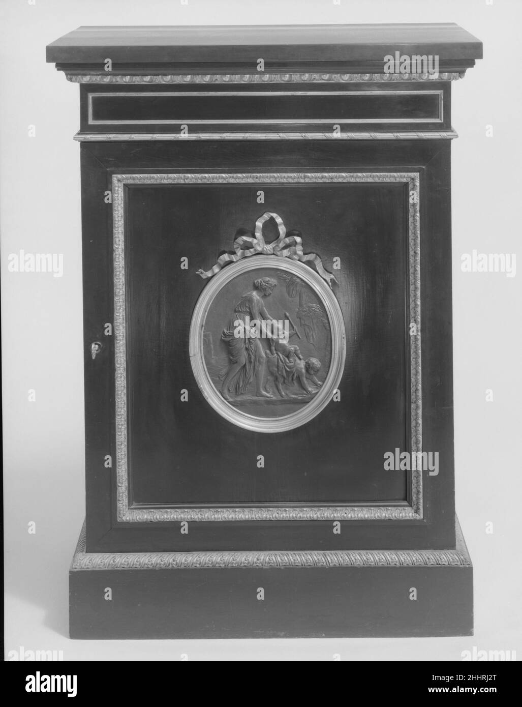 Schrank ca. 1860 Léon Marcotte Französisch dieser Schrank ist Teil einer Suite von Möbeln im Louis XVI-Stil, die John Taylor Johnston (1820–1893) um 1856 von der Firma Ringuet-Leprince und L. Marcotte gekauft hat. Dieses internationale Unternehmen hatte Ausstellungsräume in Paris und New York, und es wird angenommen, dass zumindest einige der Teile der Suite in Paris für die New Yorker kommission hergestellt wurden. Johnston, ein Eisenbahnvorstand und der erste Präsident des Metropolitan Museum of Art, verwendete die Möbel im Musikzimmer seiner Residenz in der Fifth Avenue 8. Die Suite (68.69.1–68.69.11, 68.165.1–68.165.6 Stockfoto