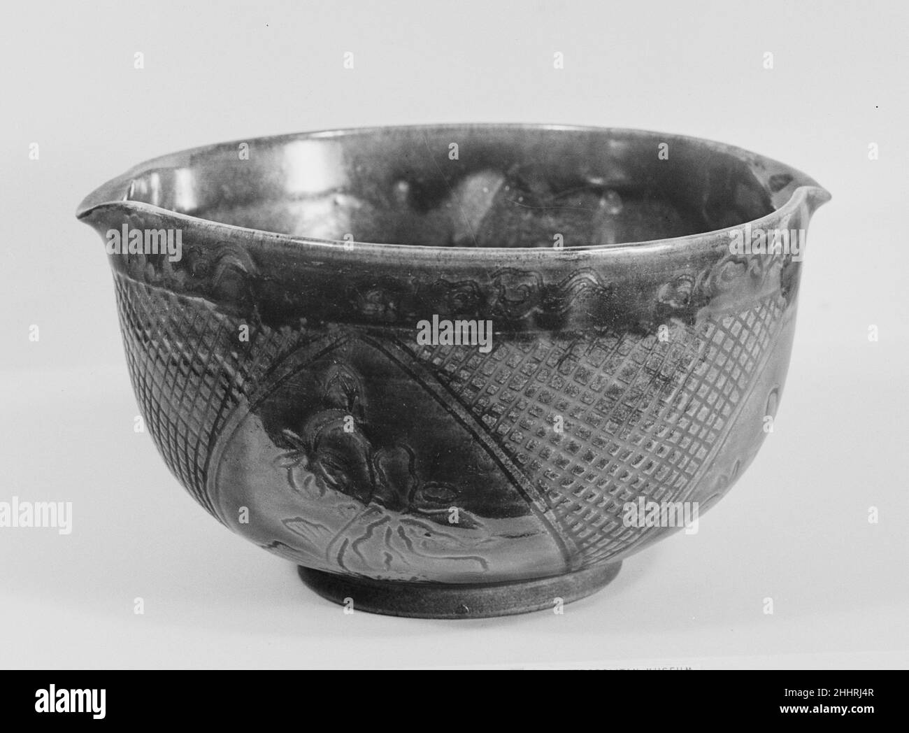 Schüssel 19th Jahrhundert Japan. Schüssel. Japan. 19th Jahrhundert. Ton, mit Design unter brauner Glasur geschnitten; Fuß unglasiert; (Banko Ware). Keramik Stockfoto