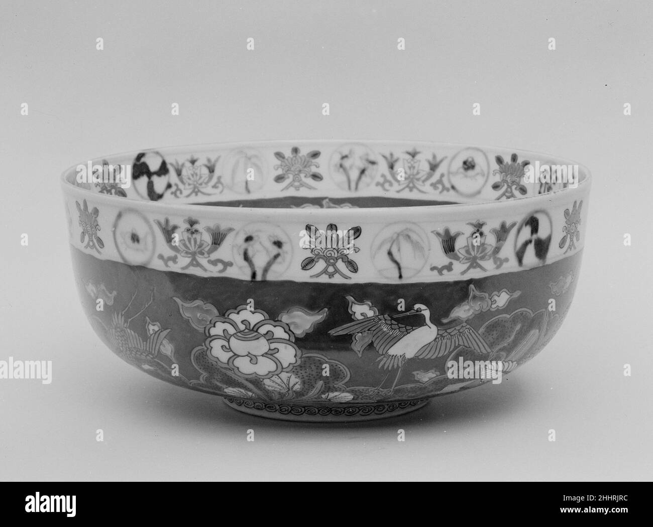 Bowl 18th–19th Century Japan. Schüssel. Japan. 18th–19th Jahrhundert. Porzellan in blau, grün, rot-orange und vergoldet (Arita Ware, Imari Stil). Edo-Zeitraum (1615–1868). Keramik Stockfoto