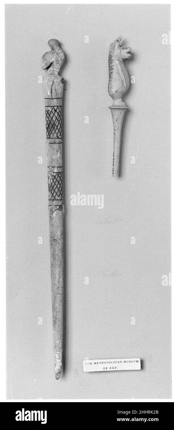 PIN mit einem Vogel gekrönt ca. 3900–3500 v. Chr. Prädynastic, Late Naqada l–Naqada II. PIN mit einem Vogel gekrönt. Ca. 3900–3500 V. CHR. Knochen, organisches Material. Prädynastische, späte Naqada l–Naqada II Aus Ägypten Stockfoto