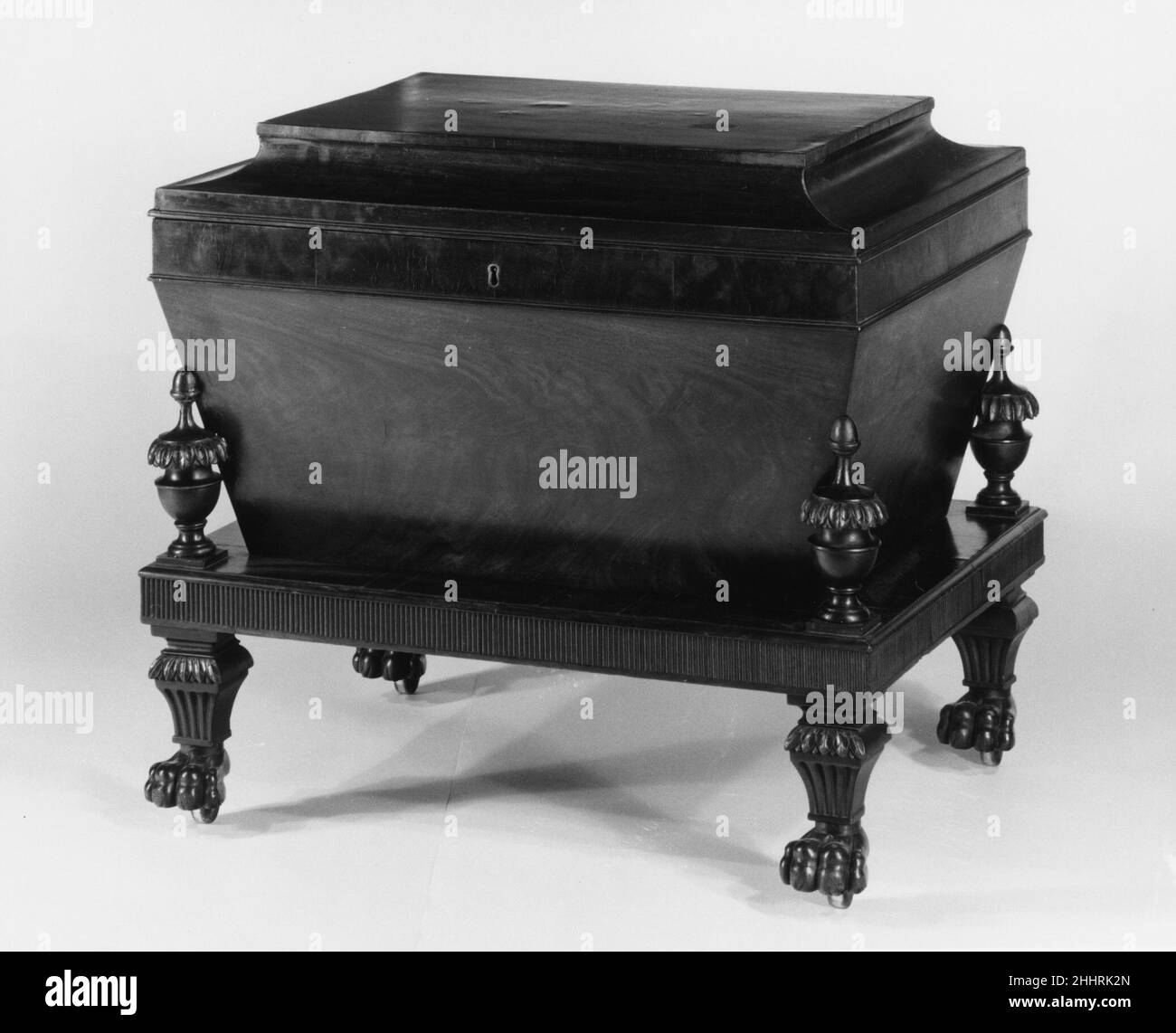 Cellaret 1810–20 American Das Cellaret, das Als Koffer für Wein- oder Likörflaschen konzipiert wurde, war wie das Sideboard ein wesentliches Möbelstück in modernen Speisesälen des frühen 19. Jahrhunderts. Häufig stand das Cellarett in einer Öffnung in der Mitte des Sideboards und wurde zum Essen auf den Tisch gerollt. Cellaret. Amerikanisch. 1810–20. Mahagoni, Weißkiefer, Tulpenpappel. Hergestellt in New York, New York, USA Stockfoto