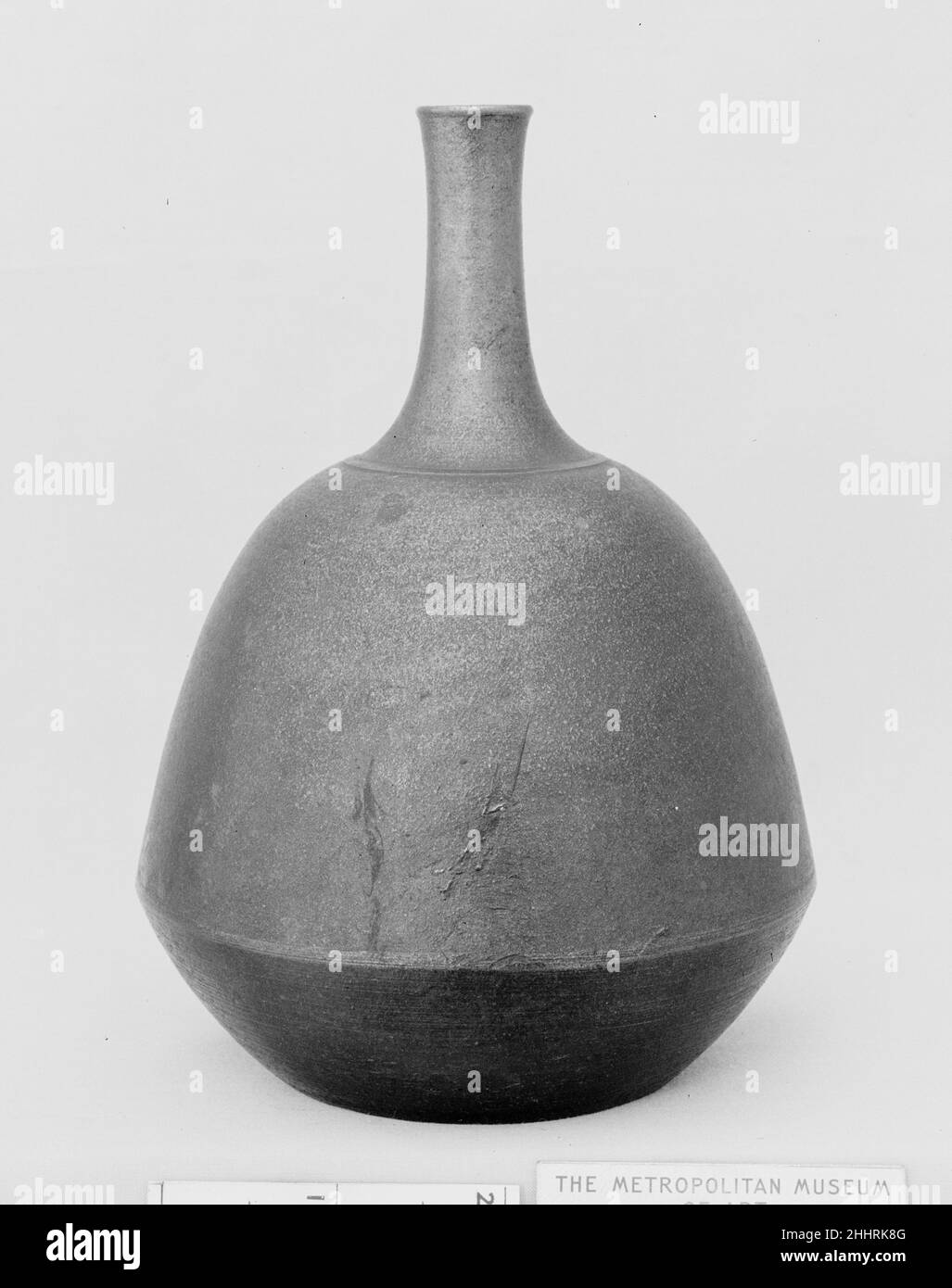 Flasche 18th Jahrhundert Japan. Flasche. Japan. 18th Jahrhundert. Ton mit einer Salzglasur bedeckt (Bizen Ware, Imbe Stil). Edo-Zeitraum (1615–1868). Keramik Stockfoto
