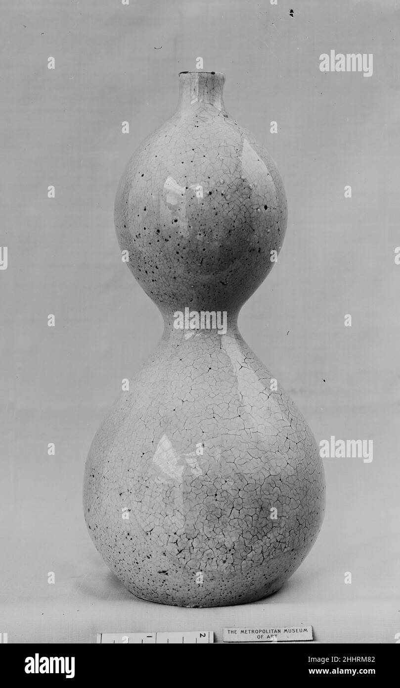 Flasche 18th Jahrhundert Japan. Flasche. Japan. 18th Jahrhundert. Ton, bedeckt mit einer dicken, transparenten Glasur über dem Slip (Tanba Ware). Edo-Zeitraum (1615–1868). Keramik Stockfoto