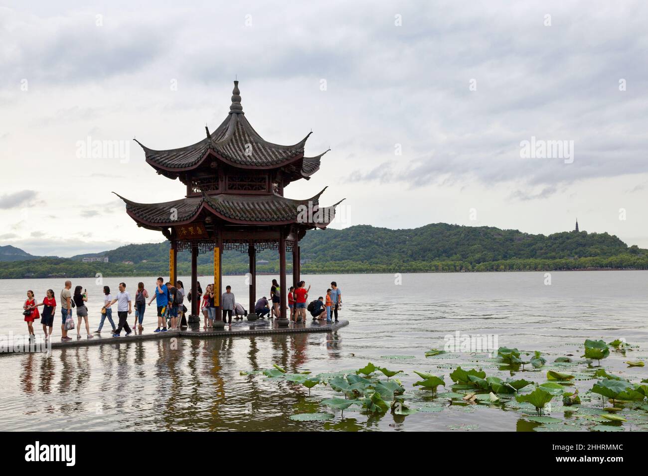 Hangzhou, China - August 13 2018: Kleiner Pavillon am Westsee, einem Süßwassersee, der durch drei Causeways in fünf Abschnitte unterteilt ist. Stockfoto