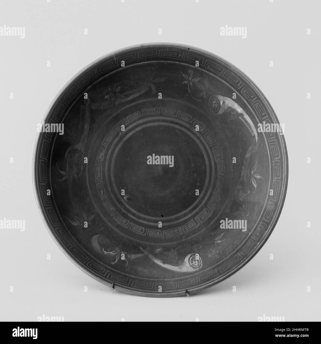 Untertasse 19th Jahrhundert Japan. Untertasse. Japan. 19th Jahrhundert. Weißes Porzellan, verziert mit Schwarz, Silber und Gold (Hizen-Geschirr, Kutani-Typ). Edo (1615–1868) oder Meiji-Periode (1868–1912). Keramik Stockfoto