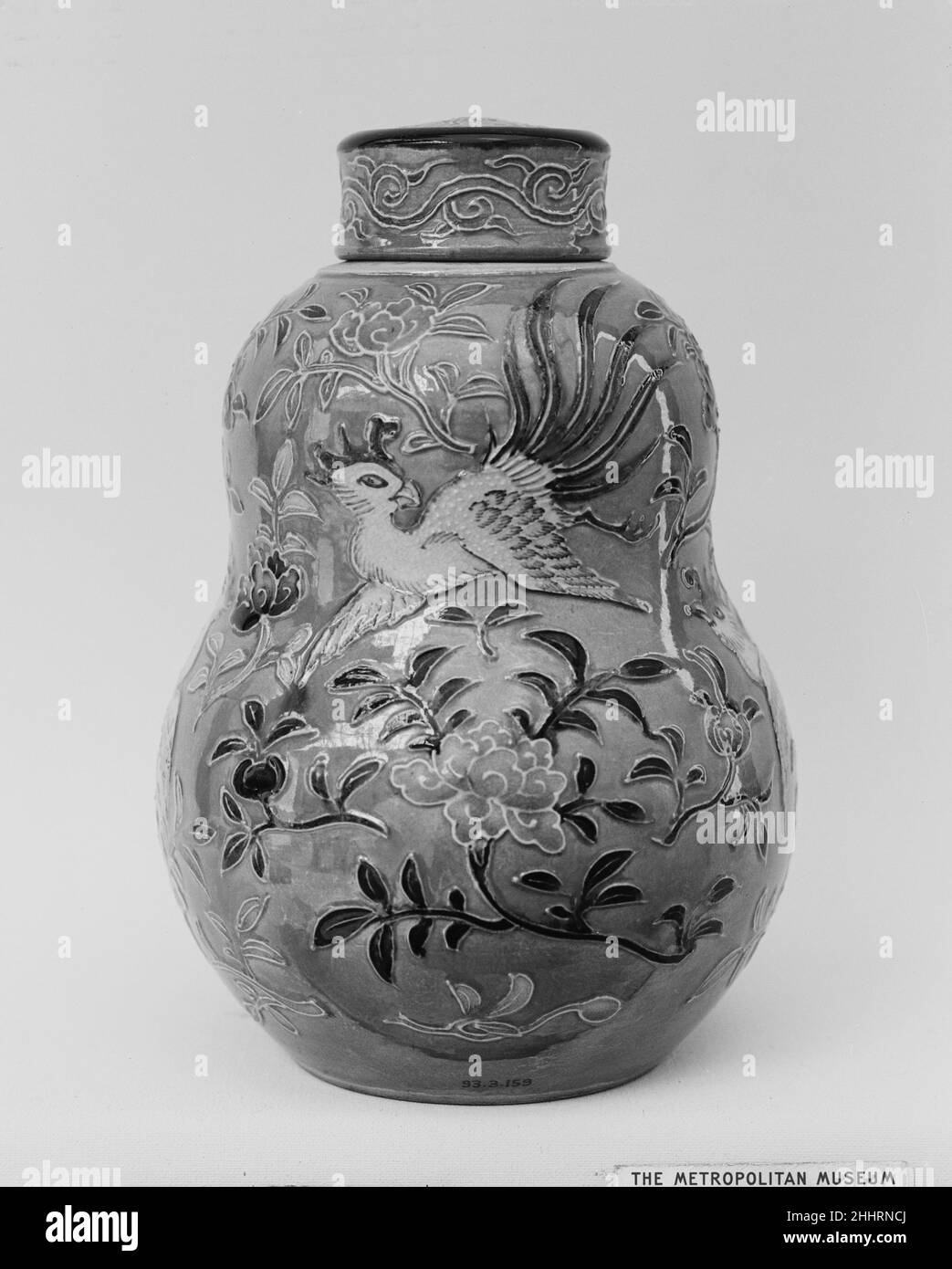 Flasche für Süßigkeiten 1790 Eiraku Hozen. Flasche für Süßigkeiten. Eiraku Hozen (Japanisch, 1795–1854). Japan. 1790. Paste verziert mit polychromen und transparenten Emaillen (Kyoto Ware). Edo-Zeitraum (1615–1868). Keramik Stockfoto