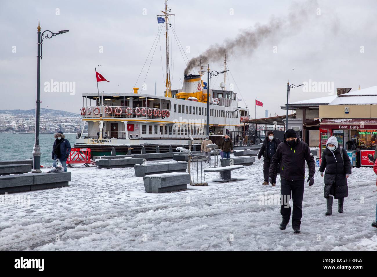 Menschen, die am 25. Januar 2022 im Stadtteil Eminonu in Istanbul, Türkei, im Schnee spazieren gehen. Stockfoto