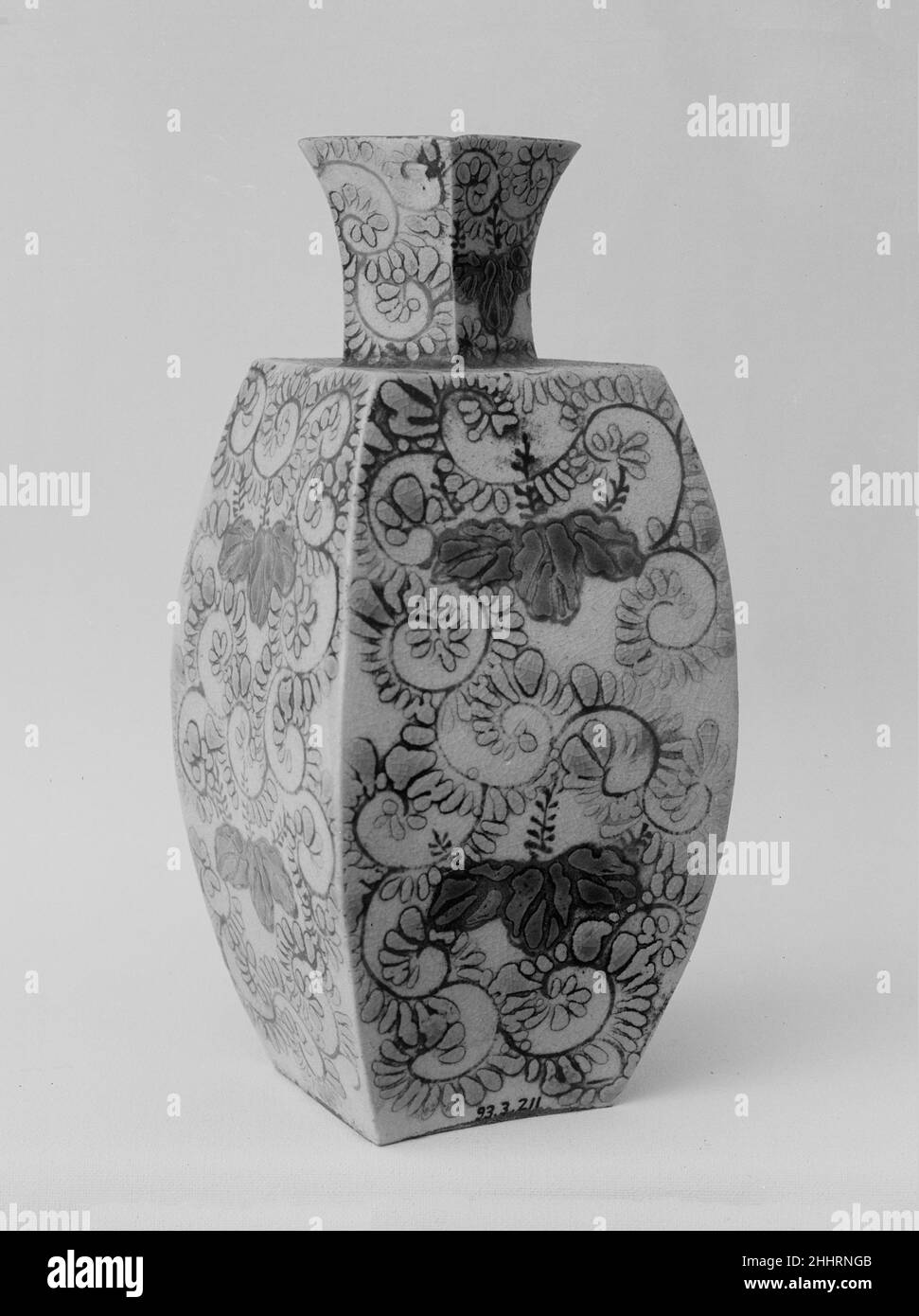 Vase 1730 Japan. Vase. Japan. 1730. Ton, bedeckt mit einer transparenten, knisternden Glasur, verziert mit farbigen Emaillen und Gold (Awata Ware). Edo-Zeitraum (1615–1868). Keramik Stockfoto
