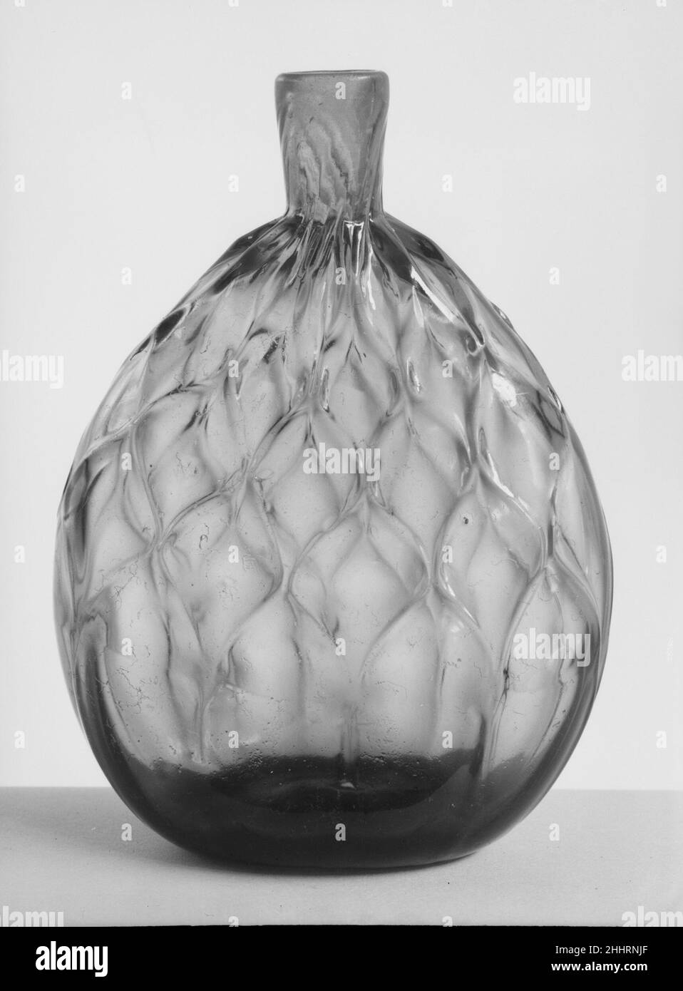 Taschenflasche 1820–40 amerikanisch. Taschenflasche. Amerikanisch. 1820–40. Mundgeblasenes, gemustertes Glas. Wahrscheinlich hergestellt in Zanesville, Ohio, USA Stockfoto